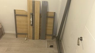 Escritorio amplio con estante y luz