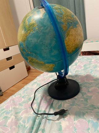 Globo terráqueo con luz