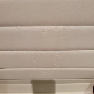 Silla de escritorio blanca y plateada