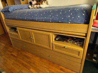 Cama juvenil con escritorio y almacenaje