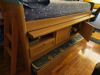 Cama juvenil con escritorio y almacenaje