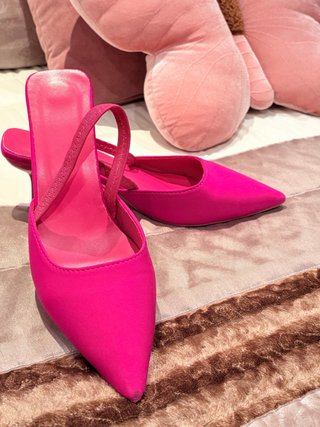 Mules o tacones destalonados estilo Barbiecore