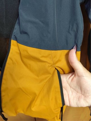 Cortavientos Quechua azul y amarillo