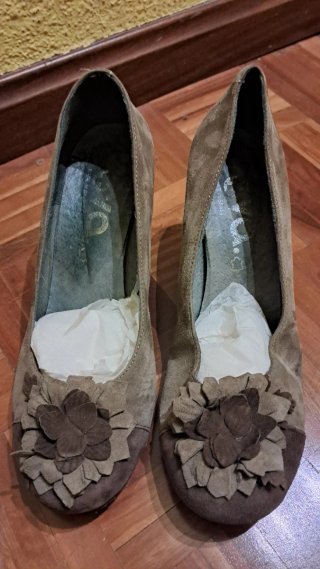 Zapatos de tacón beige y marrón con flor