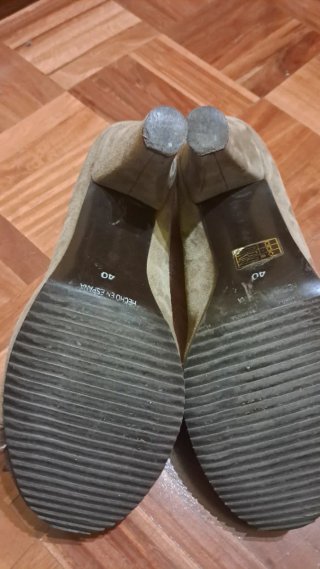 Zapatos de tacón beige y marrón con flor