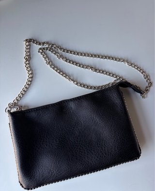 Bolso negro Misako con cadena