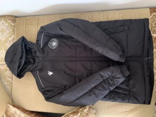 Abrigo negro con capucha