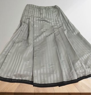Falda regional gris con rayas