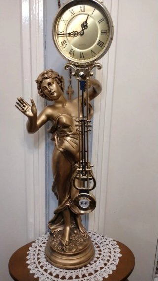 Orologio da tavolo statua dorata