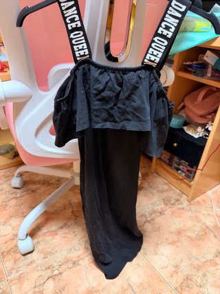 Vestido corto negro con tirantes