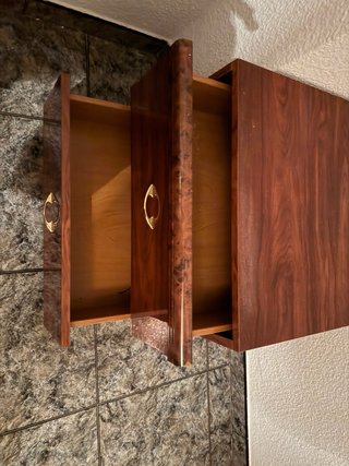 Dormitorio Vintage: Armario, Cómoda y Mesitas