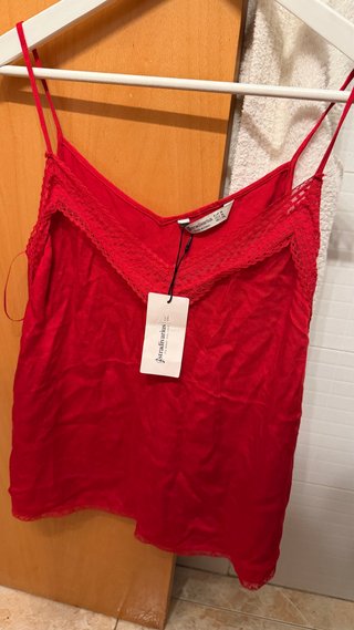 Camiseta lencera roja Stradivarius