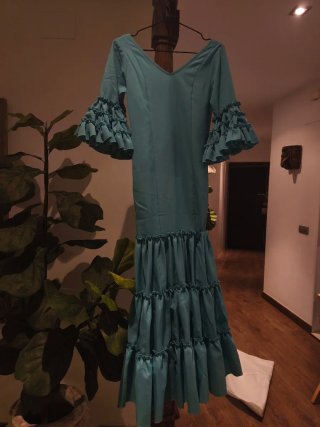 Traje de flamenca talla 16. Tiene para sacarle