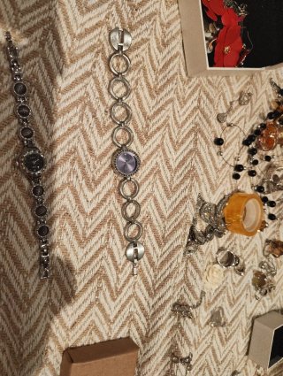Reloj metal y azul con piedras