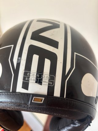 Casco Moto Negro con Rayas Blancas