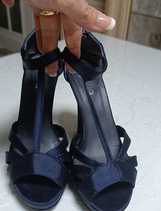 Sandalias de fiesta-ceremonia en raso azul marino.