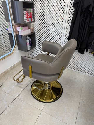 Silla de peluquería dorada y gris