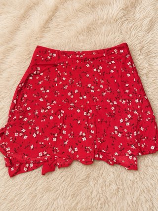 Falda corta Stradivarius roja