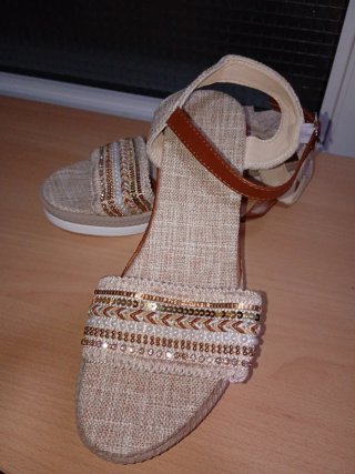 Sandalias de cuña con abalorios