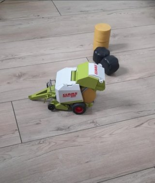 Empacadora Bruder CLAAS Rollant con pacas