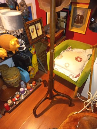 Perchero de madera con asiento verde