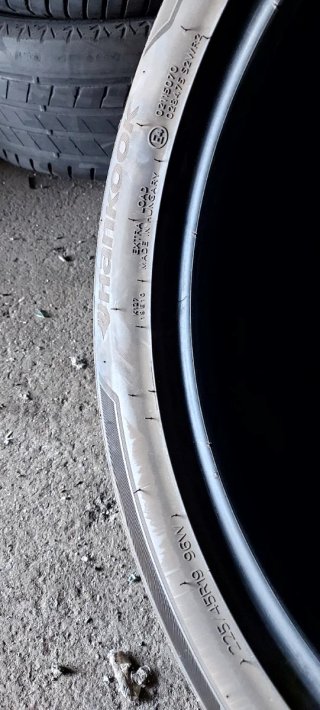 225/45 R19 96W
