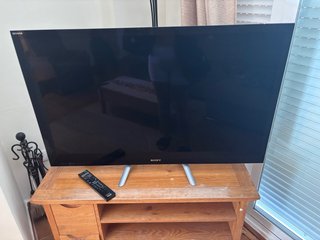 Televisor Sony BRAVIA Negro con mando