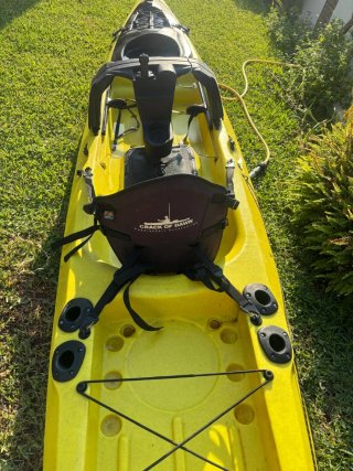 Kayak Amarillo de Travesía en persona