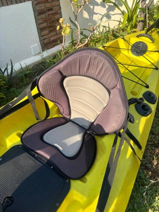Kayak Amarillo de Travesía en persona