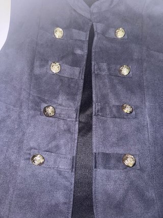 Chaleco negro con botones dorados