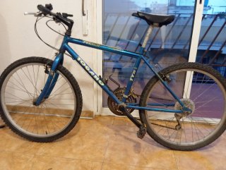 Bicicletas Montaña Azul y Amarilla