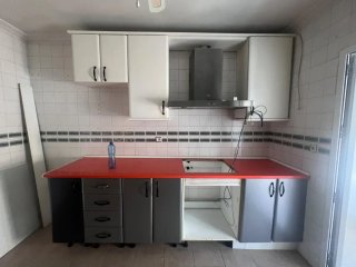 Muebles de cocina con campana extractora, pica.