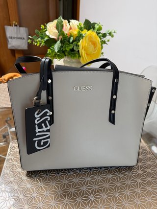 Bolso de hombro Guess beige y negro