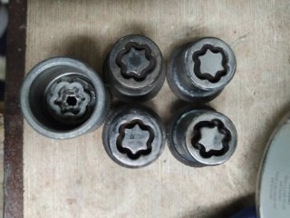 Set de 4 Tornillos Antirrobo con Adaptador