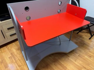 Mesa de ordenador con ruedas