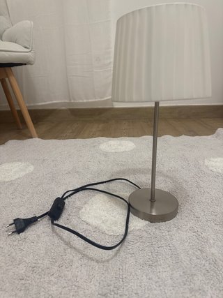 Lámpara de mesa plateada y blanca
