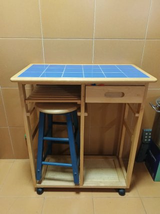 Mueble de cocina auxiliar con taburete