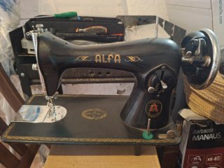 Máquina de coser Alfa antigua