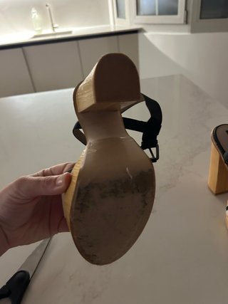 Sandalias con tacón de madera.