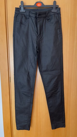Pantalones negros efecto piel pitillo