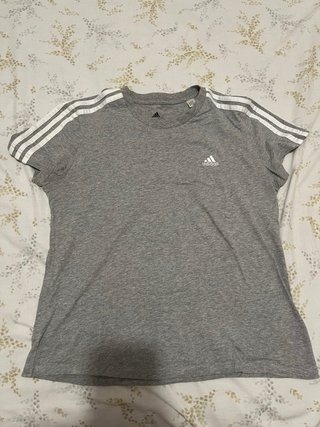Camiseta Adidas Gris con Rayas Blancas