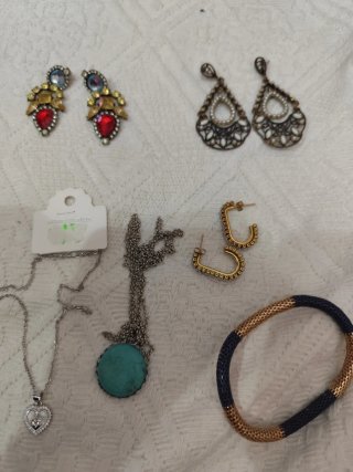 Conjunto de bijuteria dourado e prateado