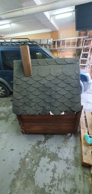 Caseta de madera para perro