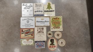 Assortimento vario di etichette di liquori e vini