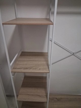 Armario Abierto con Estantes