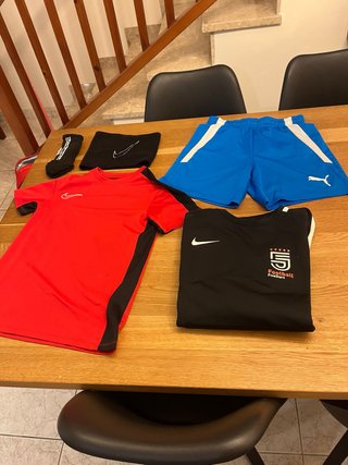 Conjunto deportivo Nike camiseta, bufanda y calcet