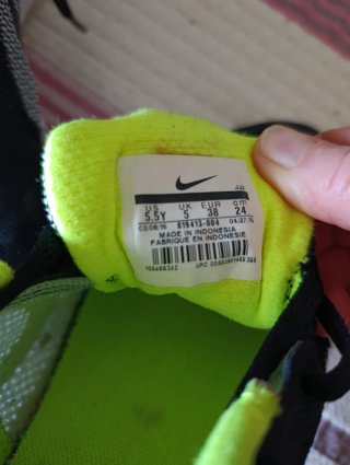 Zapatillas deportivas negras y verdes
