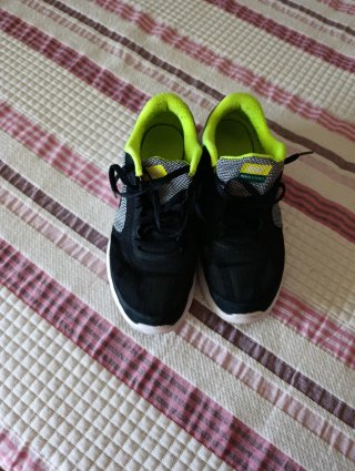 Zapatillas deportivas negras y verdes