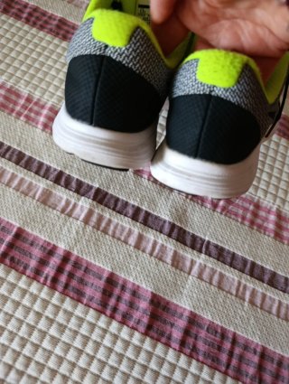 Zapatillas deportivas negras y verdes