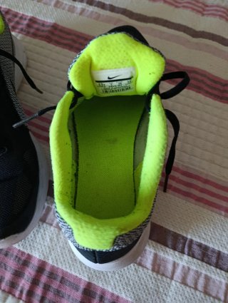 Zapatillas deportivas negras y verdes